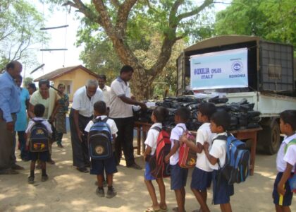 Kit scuola per i bambini in Sri Lanka